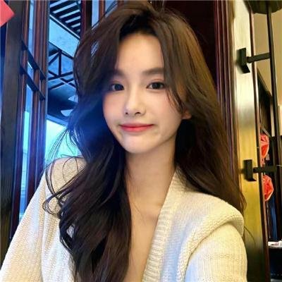坐在酒吧里吃蛋糕